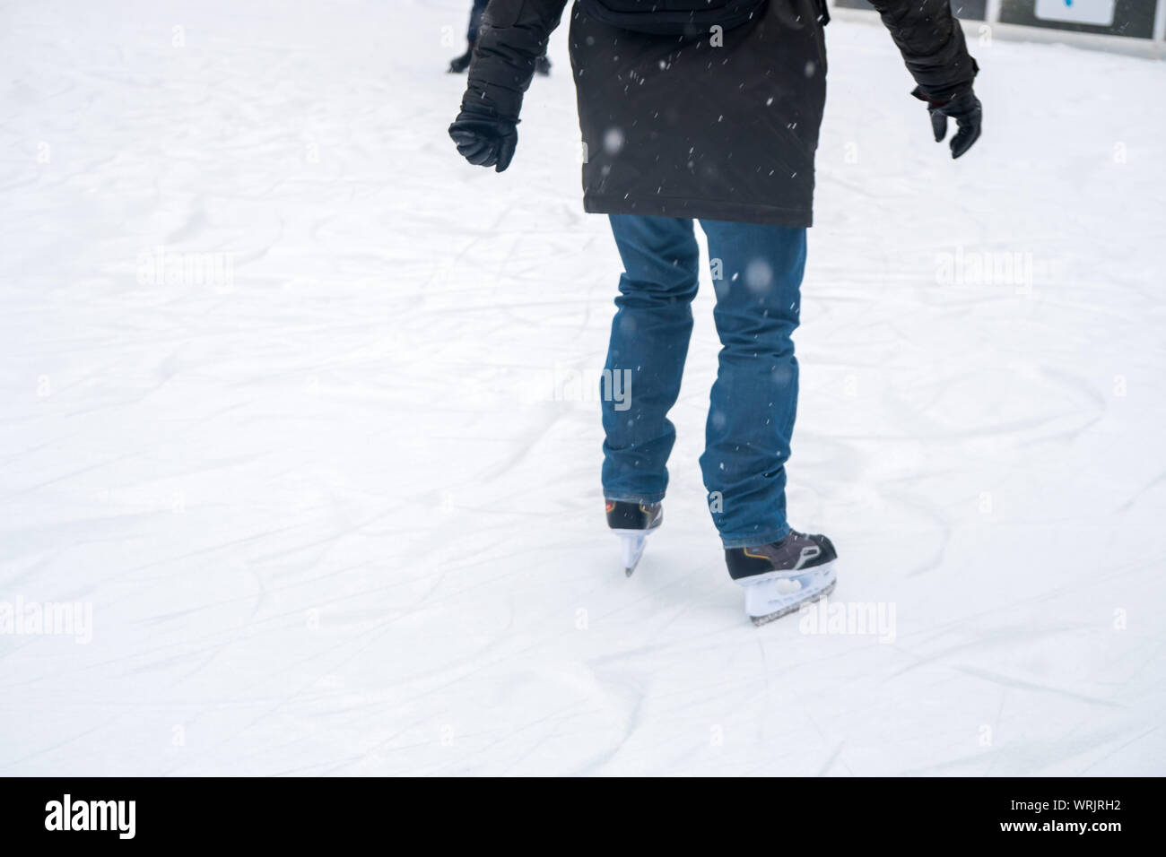 Detailansicht von Schlittschuhen auf der Eisbahn für Bewohner. Eislaufen im Winter. Unterhaltung. Stockfoto