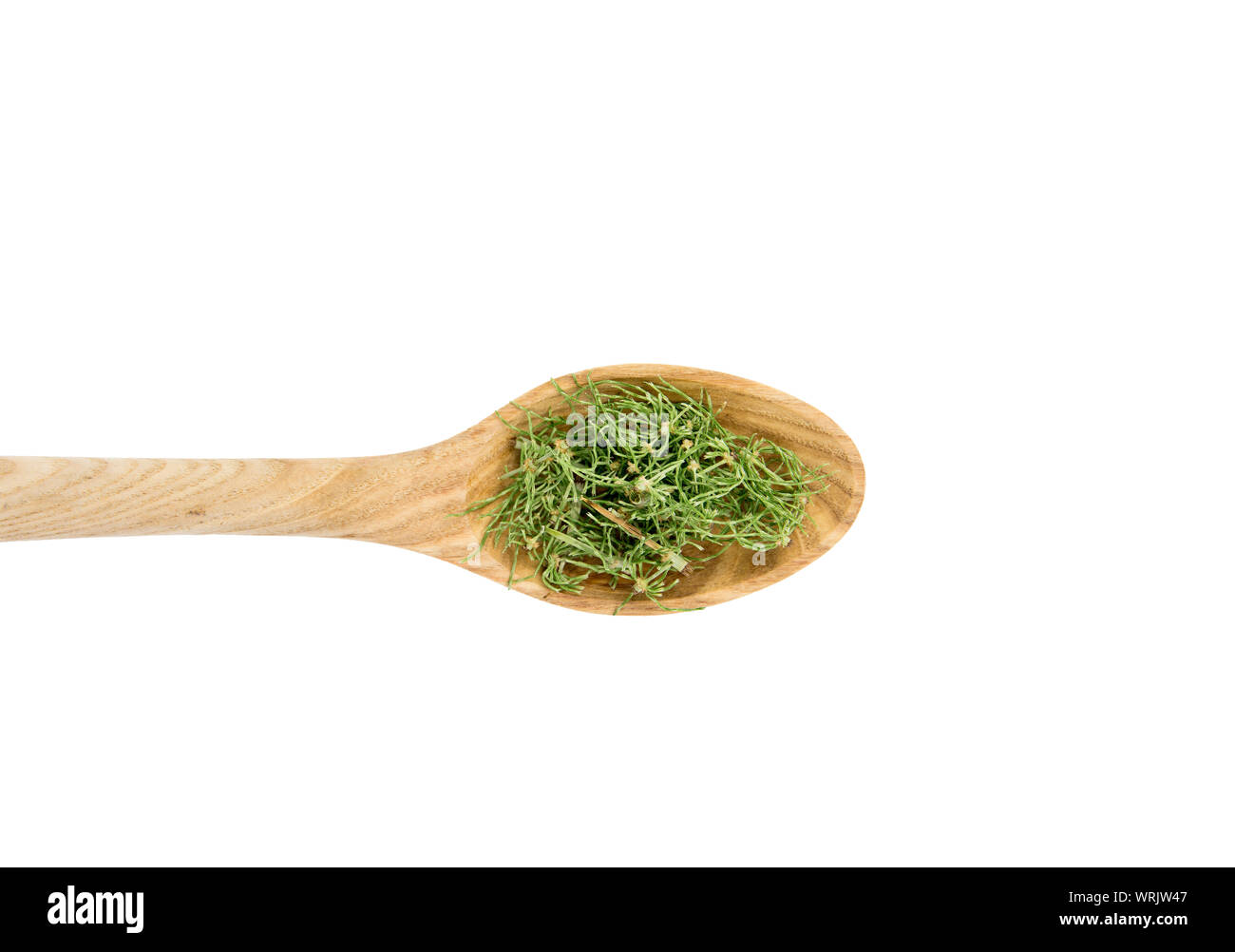 Ansicht von oben Haufen getrockneter natürliche pflanzliche Heilmittel genannt Equisetum arvense Der ackerschachtelhalm oder zinnkraut auf Holzlöffel isoliert auf weißem backgr Stockfoto