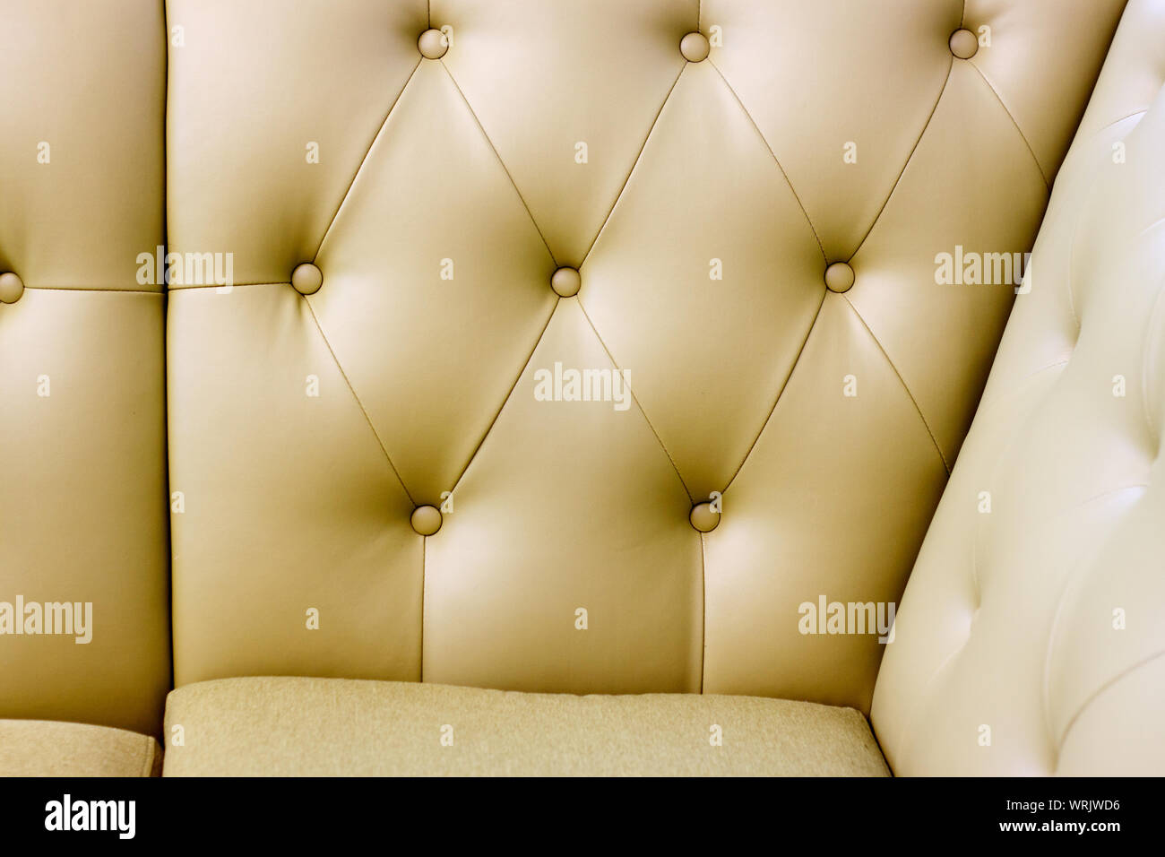 Nahaufnahme einer Beförderung, binden Sie auf einem Ledersofa, Hintergrund oder Konzept, selektiver Fokus Stockfoto