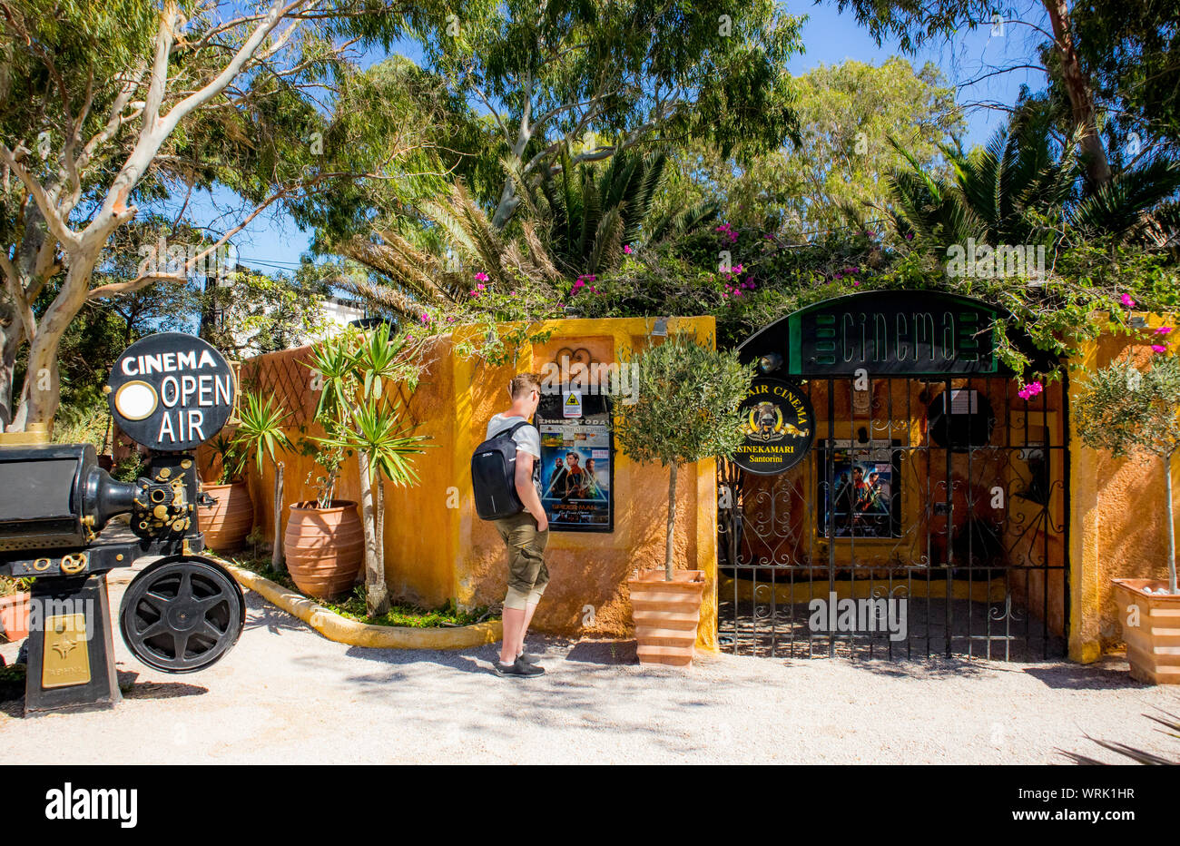 Kamari, Santorin/Griechenland: 18 Jun 2019: Santorini, Kamari, Stadt open air Kino. Haupteingang des Kinos an der Außenseite. Stockfoto