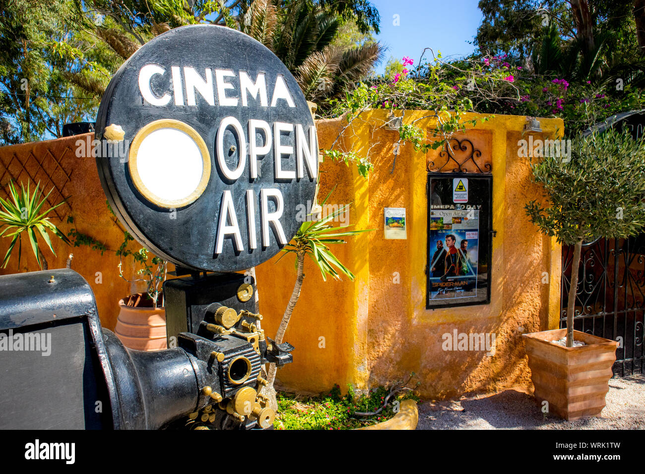 Kamari, Santorin/Griechenland: 18 Jun 2019: Santorini, Kamari, Stadt open air Kino. Haupteingang des Kinos an der Außenseite. Stockfoto