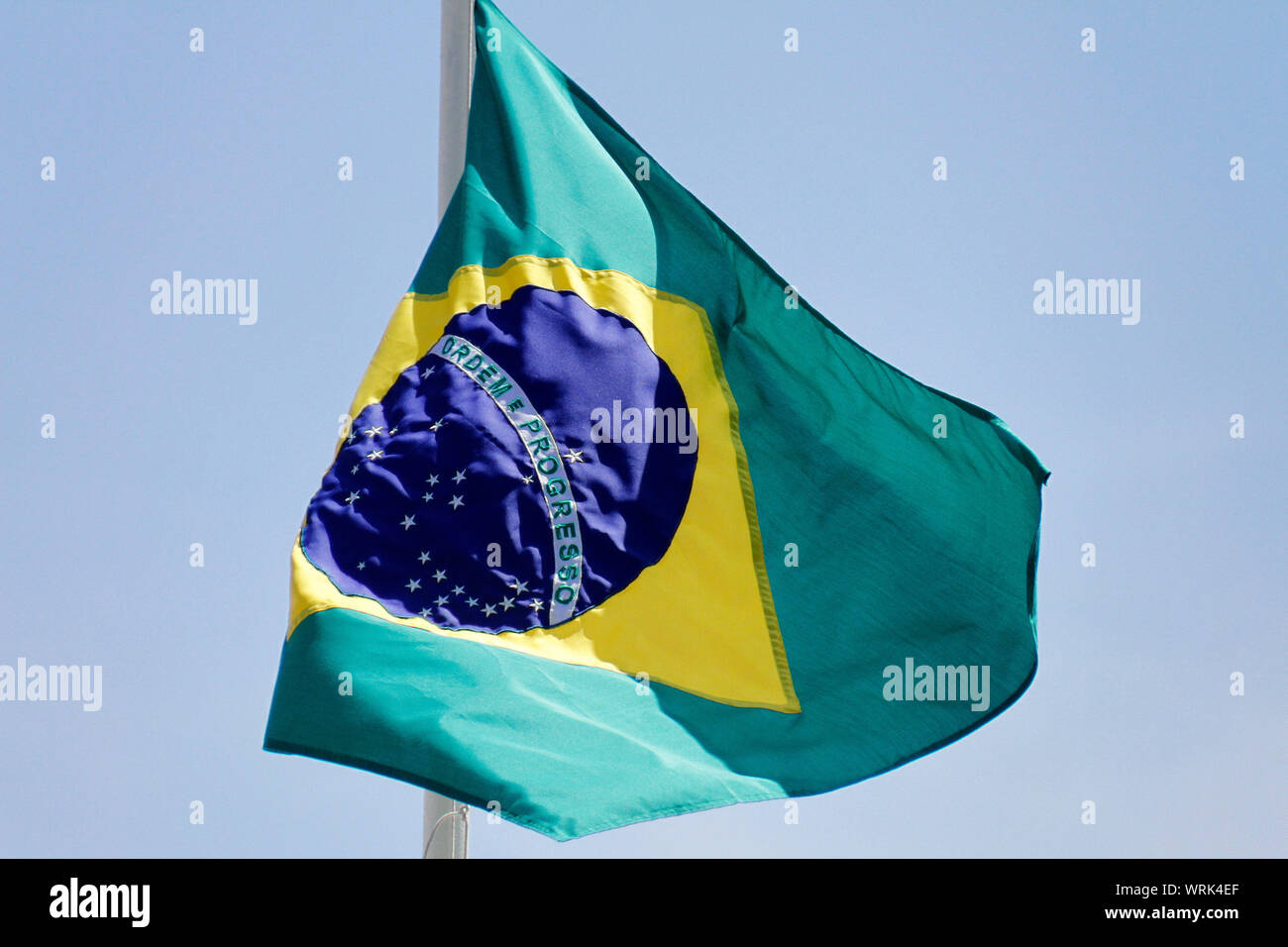 Brasilianische Flagge im Support und Wind - Nationalen Pavillon - Brasilianische Patria Symbol - Brasilianische Flagge flattern aus einem Flag Pole Stockfoto