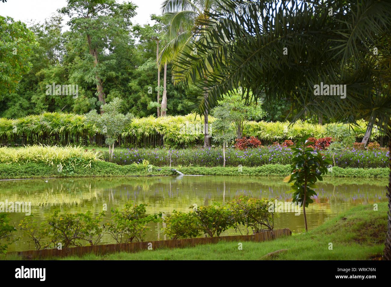 Kanchanaburi, Thailand, 09.09.2019: Schöner Garten, See, traditionelle Thai, Siam Kleidung, Gebäude der "allika Stadt R.E. 124 "Ein Erbe, retro- Stockfoto