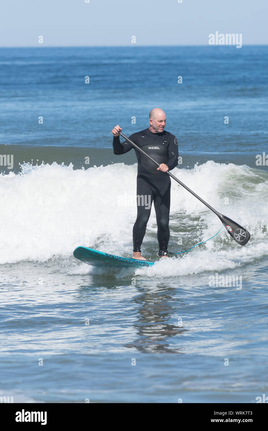 Paddleboarding auf Newcomb Hollow Strand, Wellfleet, Massachusetts Auf Cape Cod, USA Stockfoto