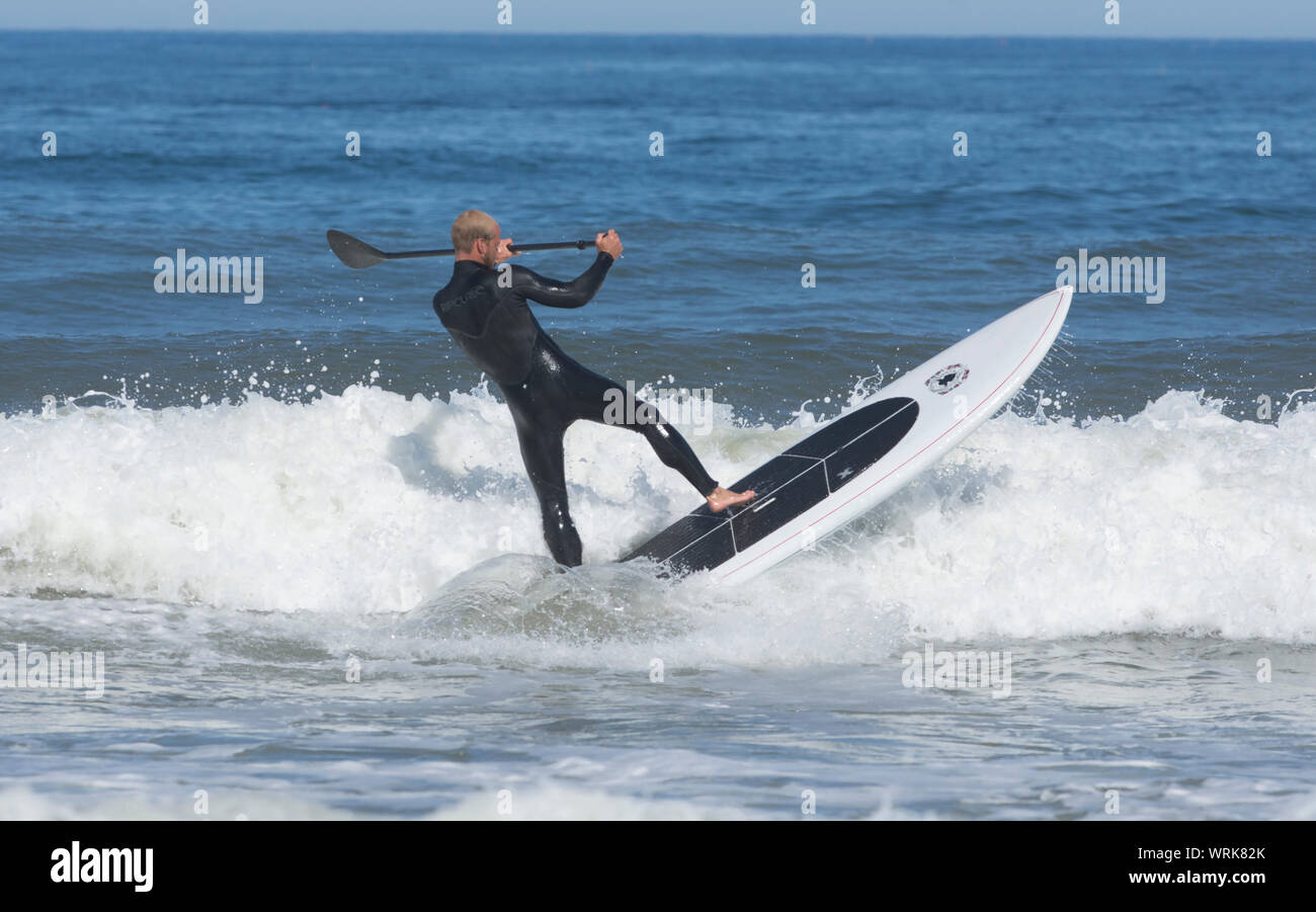 Surfen/paddleboarding auf Newcomb Hollow Strand, Wellfleet, Massachusetts Auf Cape Cod, USA Stockfoto