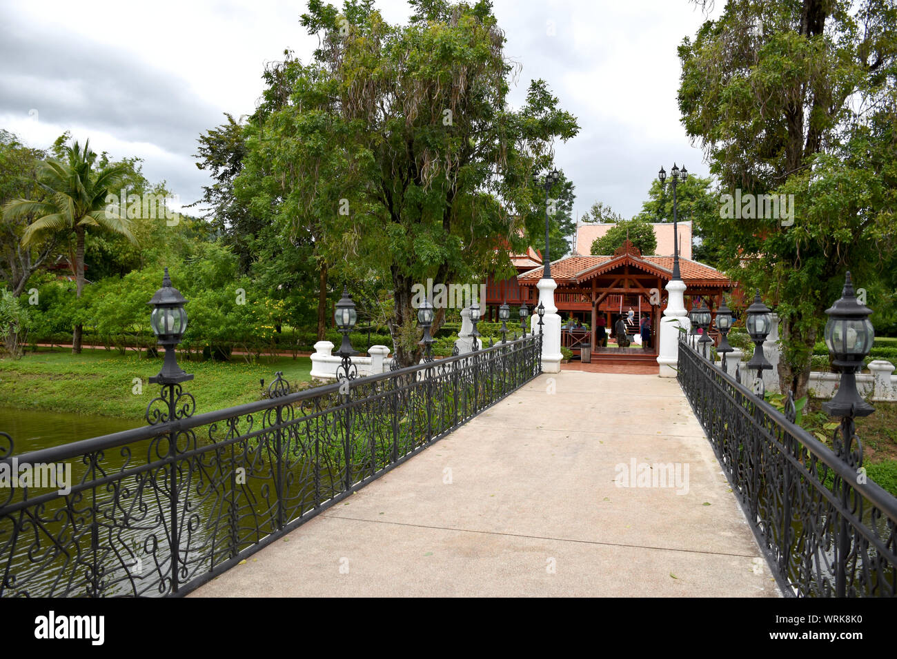 Kanchanaburi, Thailand, 09.09.2019: Schöner Garten, See, traditionelle Thai, Siam Kleidung, Gebäude der "allika Stadt R.E. 124 "Ein Erbe, retro- Stockfoto