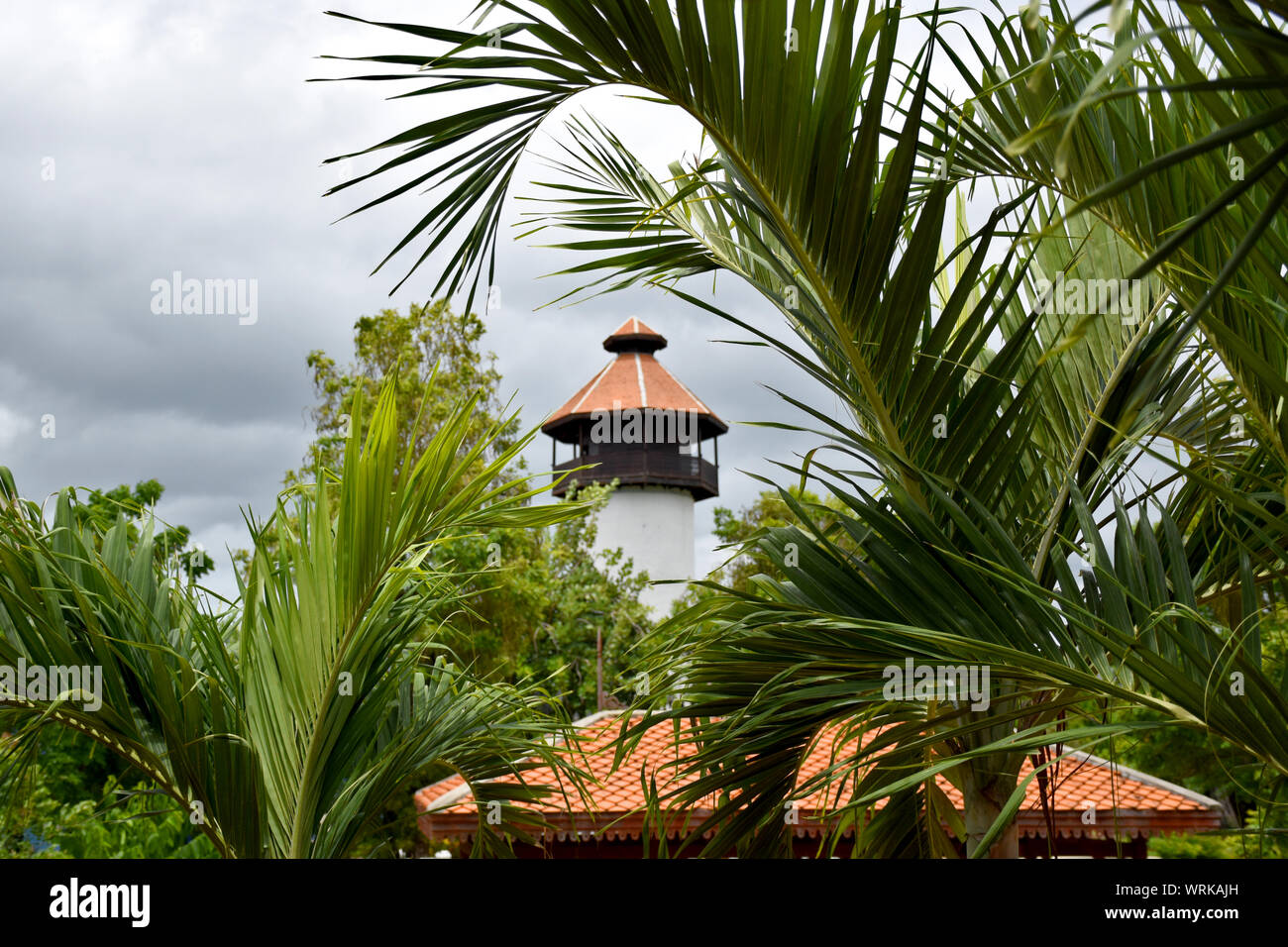 Kanchanaburi, Thailand, 09.09.2019: Schöner Garten, See, traditionelle Thai, Siam Kleidung, Gebäude der "allika Stadt R.E. 124 "Ein Erbe, retro- Stockfoto