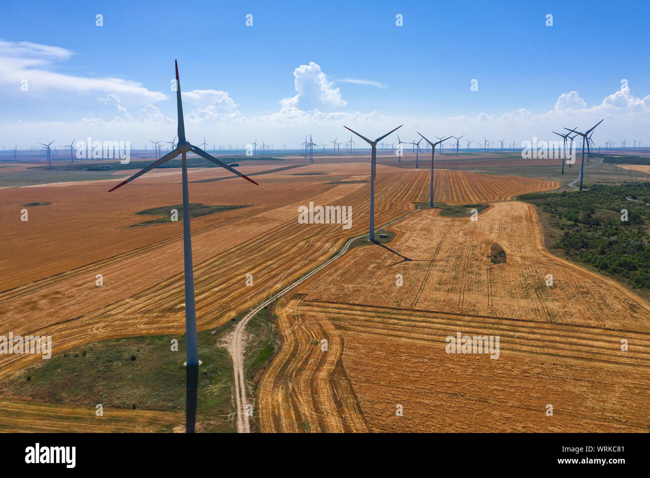Äolische Feld- und Windenergieanlagen Bauernhof auf Landschaft an einem sonnigen Tag Stockfoto