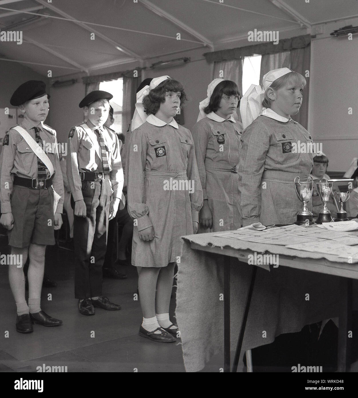 1967, historische, jungen uniformierten Kadetten für die St. John Ambulance in der Dorfhalle Preise zu erhalten, Wendover, Bucks, England, UK. Gegründet im Jahr 1877 als gemeinnützige Organisation zu unterrichten und Erste Hilfe und Rettungsdienst zur Verfügung stellen, dieser weltweiten Organisation stützt sich fast ausschließlich auf freiwillige, erste Hilfe in Gemeinschaften bei Sport- und anderen öffentlichen Veranstaltungen zur Verfügung zu stellen. Stockfoto