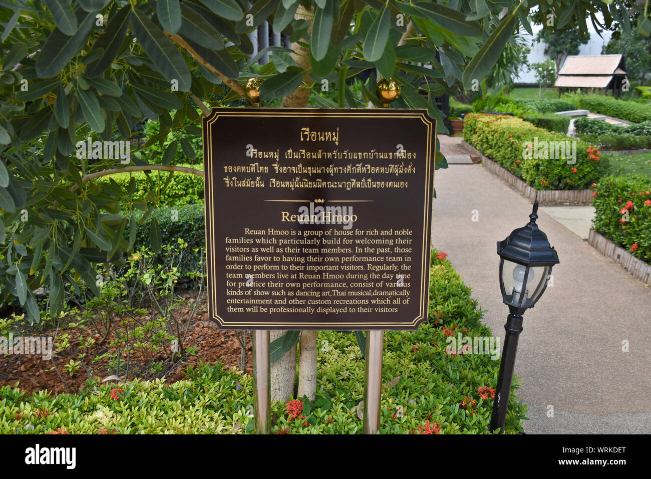 Kanchanaburi, Thailand, 09.09.2019: Schöner Garten, See, traditionelle Thai, Siam Kleidung, Gebäude der "allika Stadt R.E. 124 "Ein Erbe, retro- Stockfoto