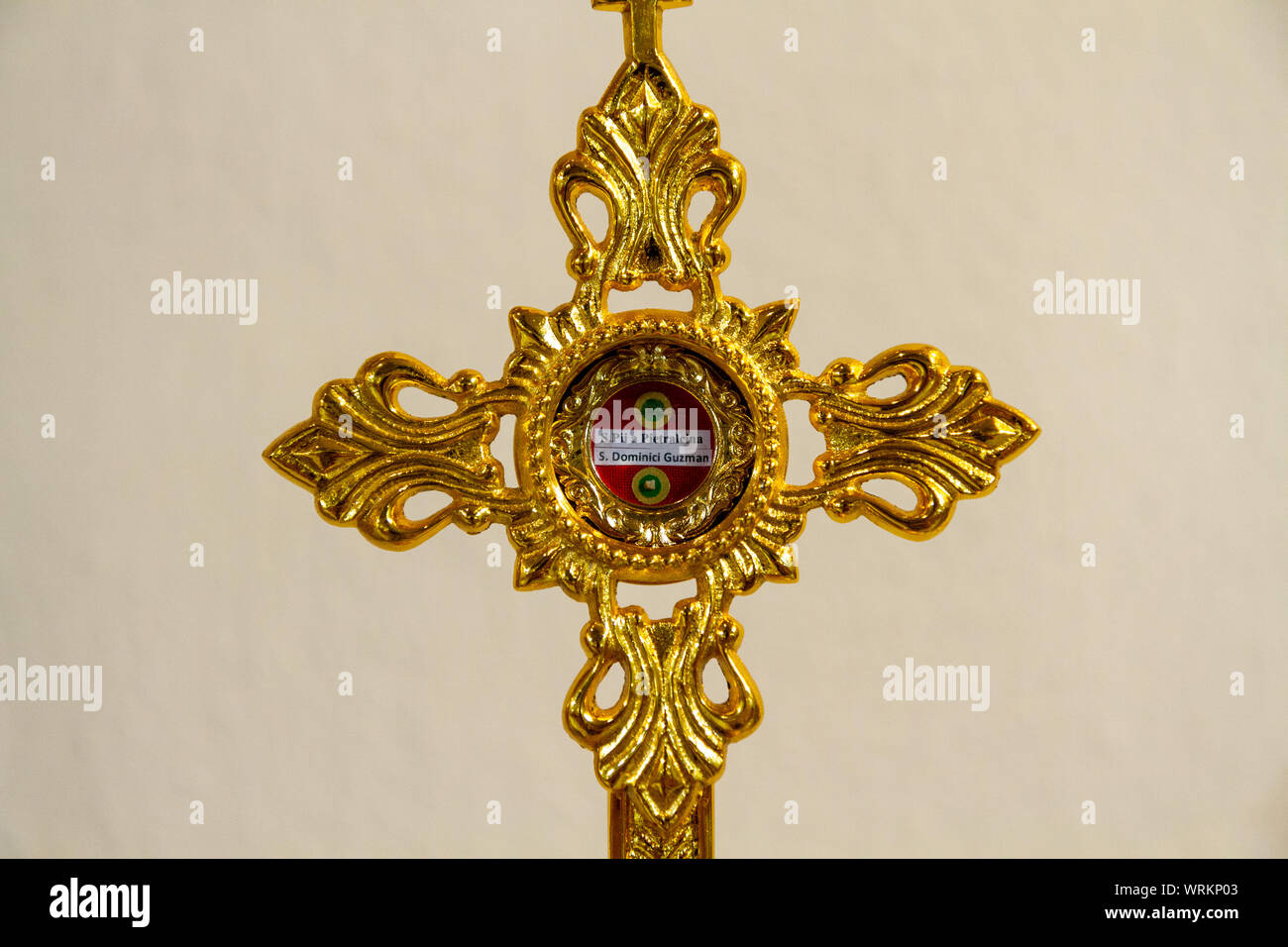 Ein reliquienschrein mit den Gebeinen (körperliche Überreste) des Heiligen Pater Pio von Pietrelcina und Dominic (von Osma, oder Guzman). Die Kirche von Saint Elia. Stockfoto