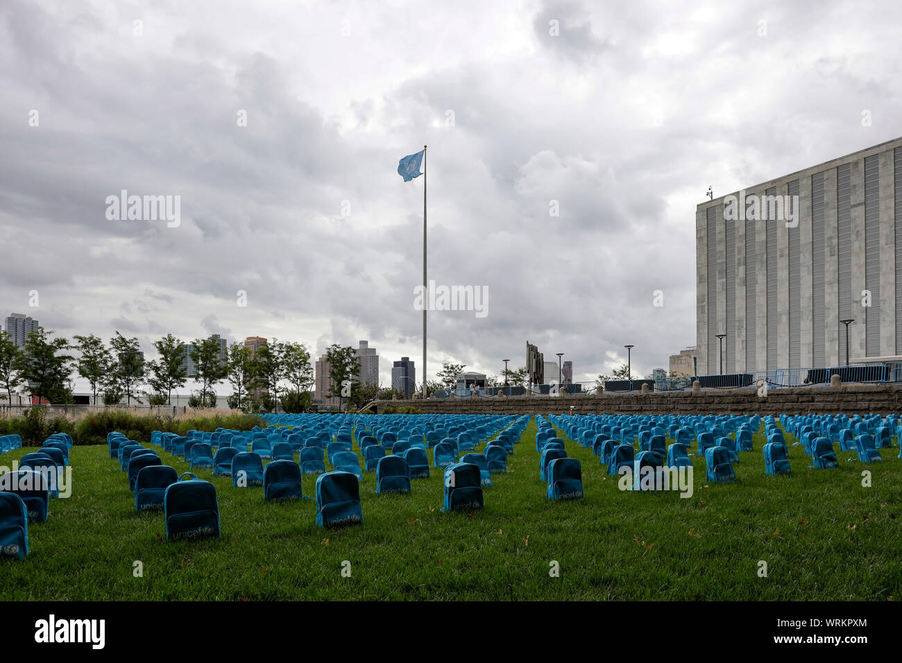 Vereinten Nationen. 10 Sep, 2019. Die Rucksäcke sind als Teil der United Nations Children's Fund (UNICEF) Installation auf dem Rasen der Sitz der Vereinten Nationen in New York gesehen, Sept. 10, 2019. Die Anlage verfügt über 3.758 Rucksäcke in Zeilen erinnert an einen Friedhof, jeweils eine für den Verlust eines jungen Lebens zu Konflikten während 2018. Die Installation, die durch Sept. 10 laufen, ist eine Botschaft an die Staats- und Regierungschefs vor der jährlichen Generalversammlung der Vereinten Nationen und zum 30. Jahrestag der Konvention über die Rechte des Kindes. Credit: Li Muzi/Xinhua/Alamy leben Nachrichten Stockfoto