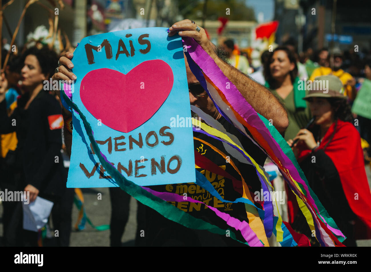 In den Straßen mit Mann hält eine Manifestation Banner, in einem pro Umwelt gehen, Protest Masse während des brasilianischen Unabhängigkeitstag Stockfoto