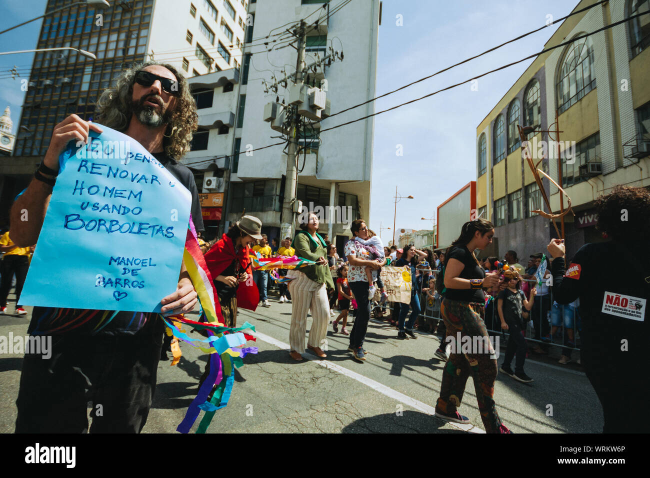 In den Straßen mit Hilfe einer Manifestation banner Mann, in einem pro Umwelt gehen, Protest Masse während des brasilianischen Unabhängigkeitstag Stockfoto