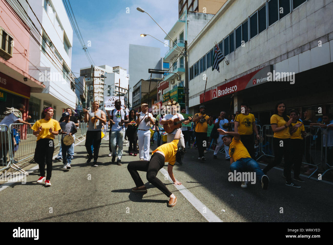 Capoeira Kämpfer zwischen einer Masse in den Straßen während einer pro Umwelt Protest während der brasilianischen Unabhängigkeitstag, die amazonien zu speichern. Stockfoto