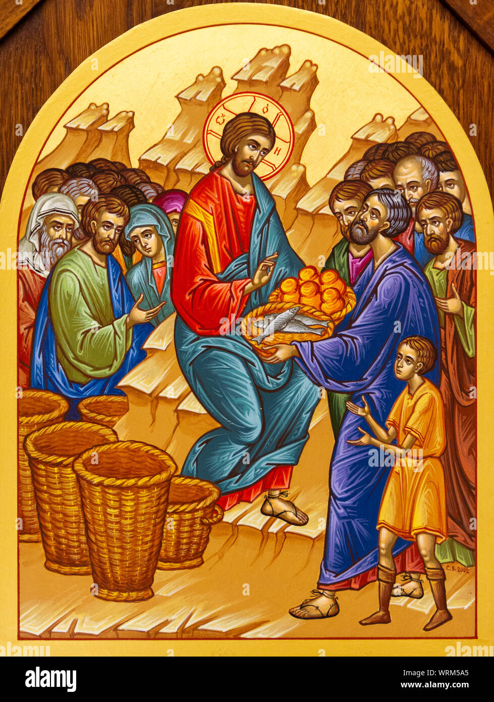 Das Symbol von der Vermehrung der Brote und Fische - Fütterung der Multitude. Die Kirche von Saint Elia. Stockfoto