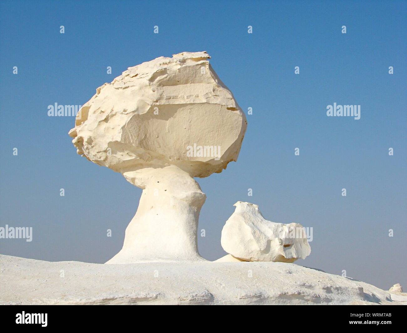 White Rock Formation in der Wüste gegen den klaren blauen Himmel Stockfoto