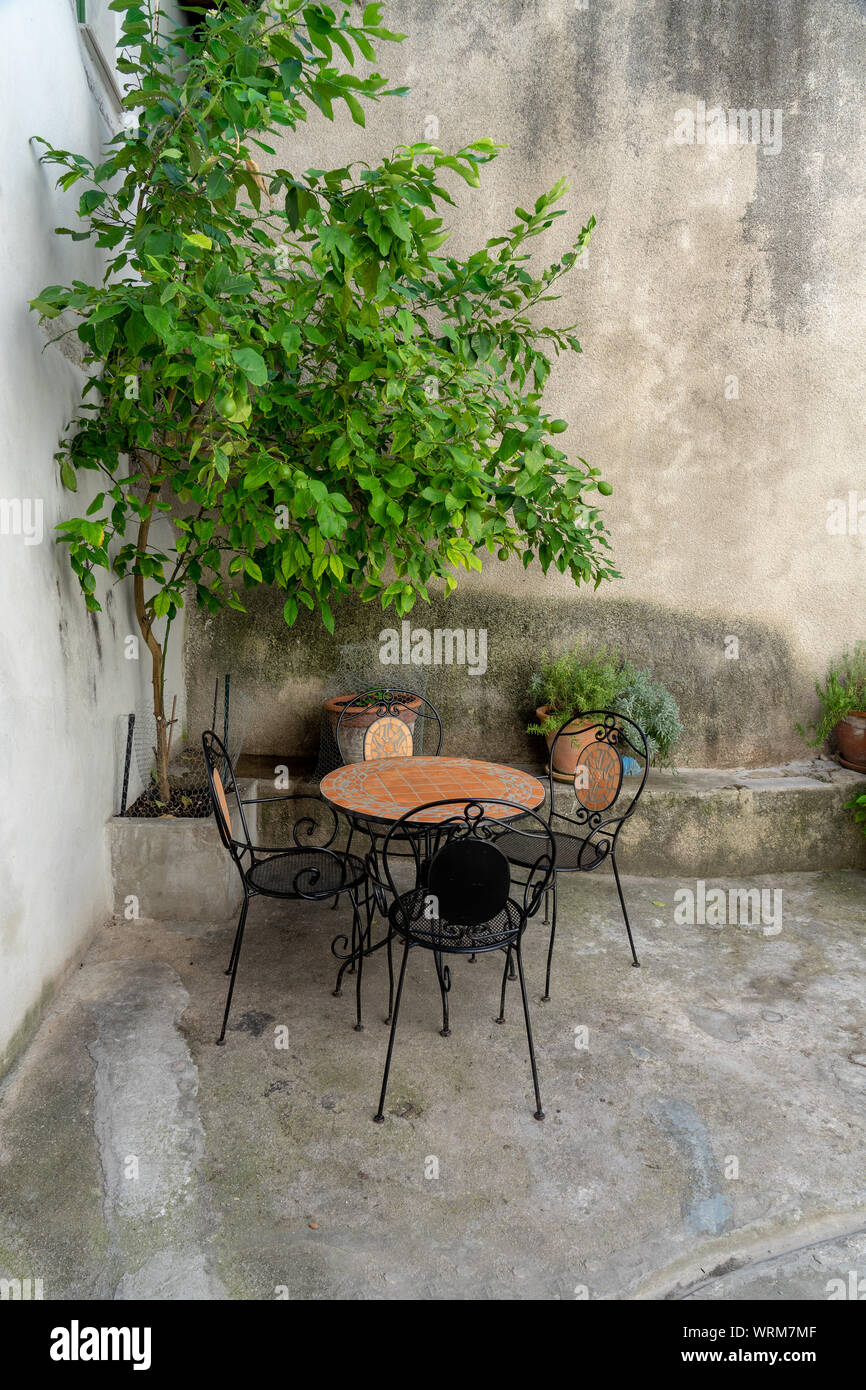 Minimalistische distressed Beton Beton mediterrane Ecke mit Outdoor Möbeln Stockfoto
