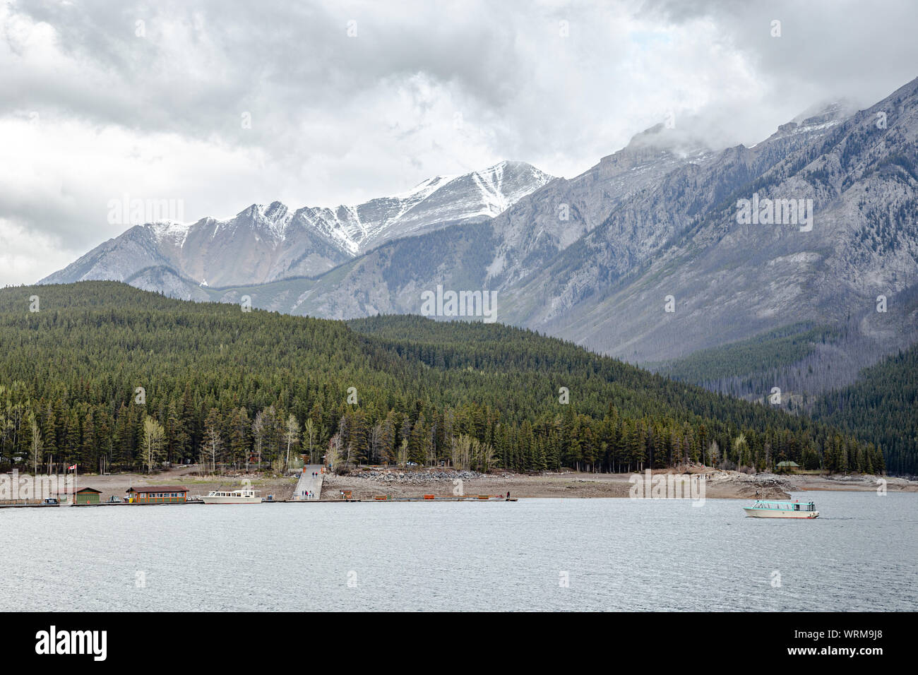 Bewölkten Tag am Lake Minnewanka im Banff National Park Stockfoto