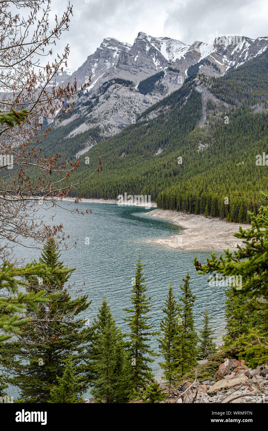Bewölkten Tag am Lake Minnewanka im Banff National Park Stockfoto