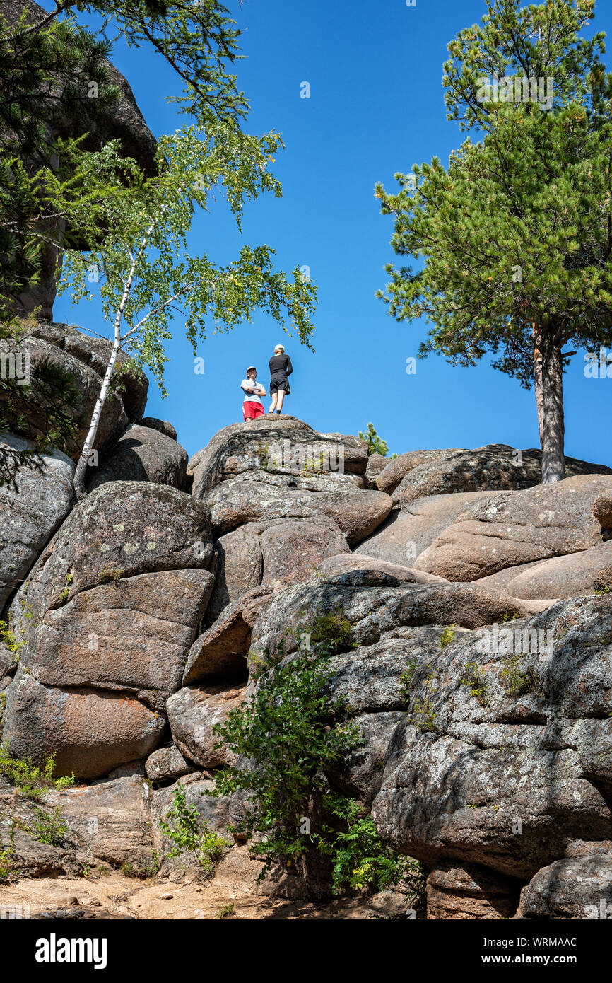Wanderer auf's Großvater Felsen im Naturschutzgebiet Stolby, Sibirien, Russland Stockfoto
