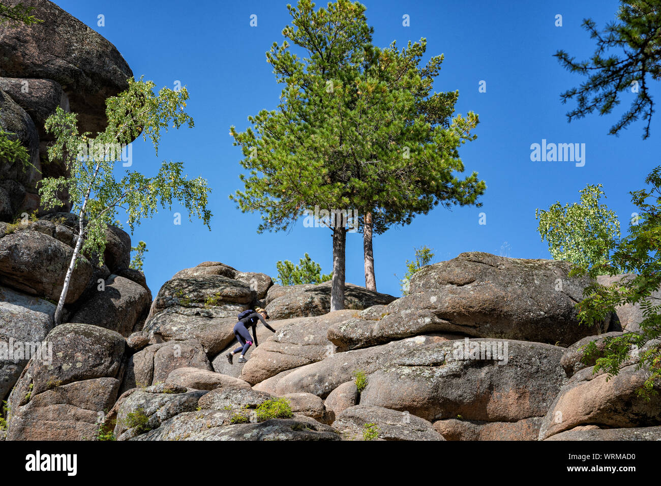 Wanderer klettern's Großvater Felsen im Naturschutzgebiet Stolby, Sibirien, Russland Stockfoto