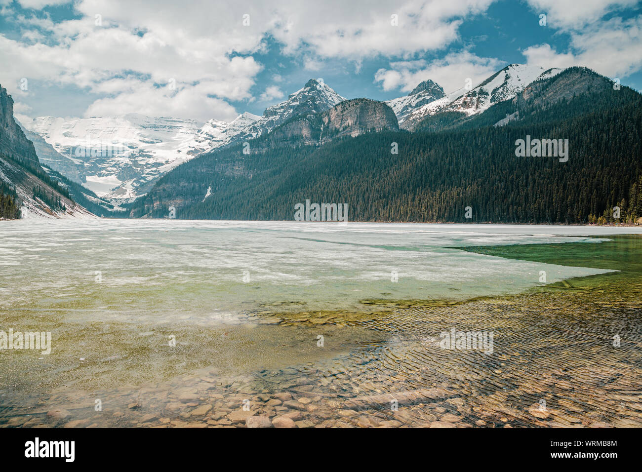 Lake Louise zu schmelzen beginnt, der Frühling in Banff, Kanada Stockfoto