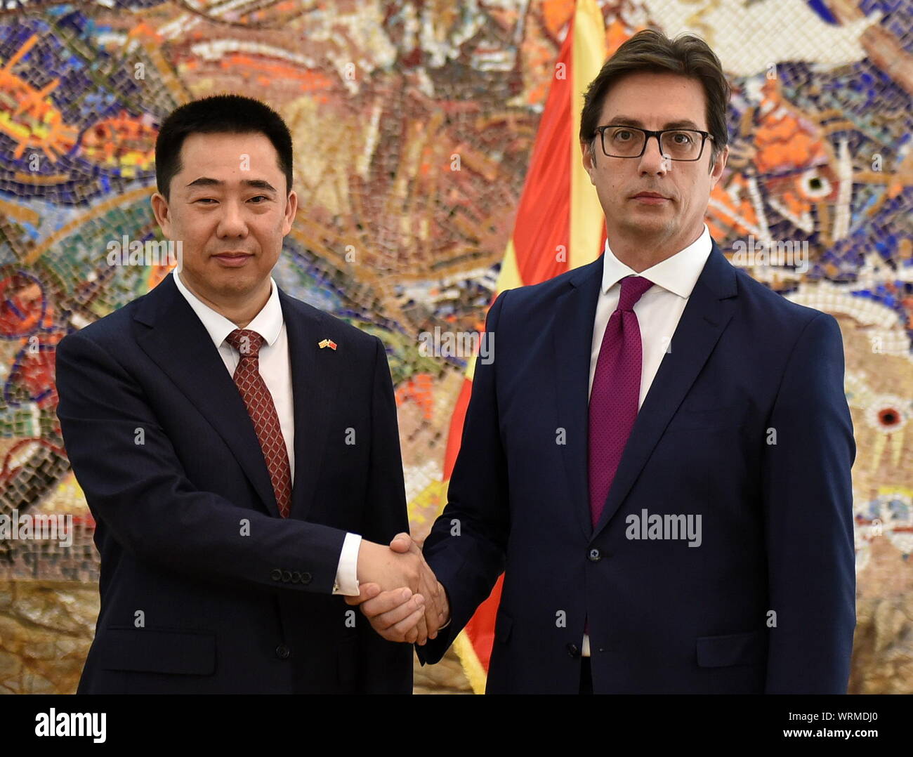(190910) - Skopje, Sept. 10, 2019 (Xinhua) - Zhang Zuo (L), neuen Chinesischen Botschafter in Mazedonien, schüttelt Hände mit Präsident von North Mazedonien Stevo Pendarovski nach Vorlage seiner Anmeldeinformationen in Skopje, Mazedonien, an Sept. 10, 2019. Stevo Pendarovski sagte hier am Dienstag, dass sein Land legt großen Wert auf die Entwicklung der Beziehungen mit China und hofft, dass die beiden Seiten arbeiten zusammen, um die Entwicklung der bilateralen Beziehungen auf eine neue Ebene zu bringen. (Chinesische Botschaft in Mazedonien/Handout über Xinhua) Stockfoto