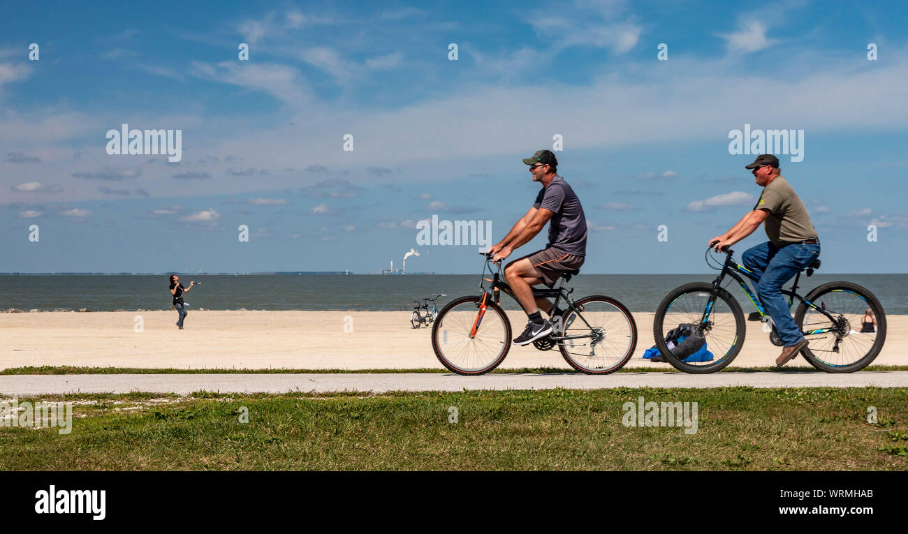 Tennessee, Ohio - Leute fahren Fahrräder auf einem Pfad weiter zum Lake Erie bei Maumee Bay State Park. Stockfoto