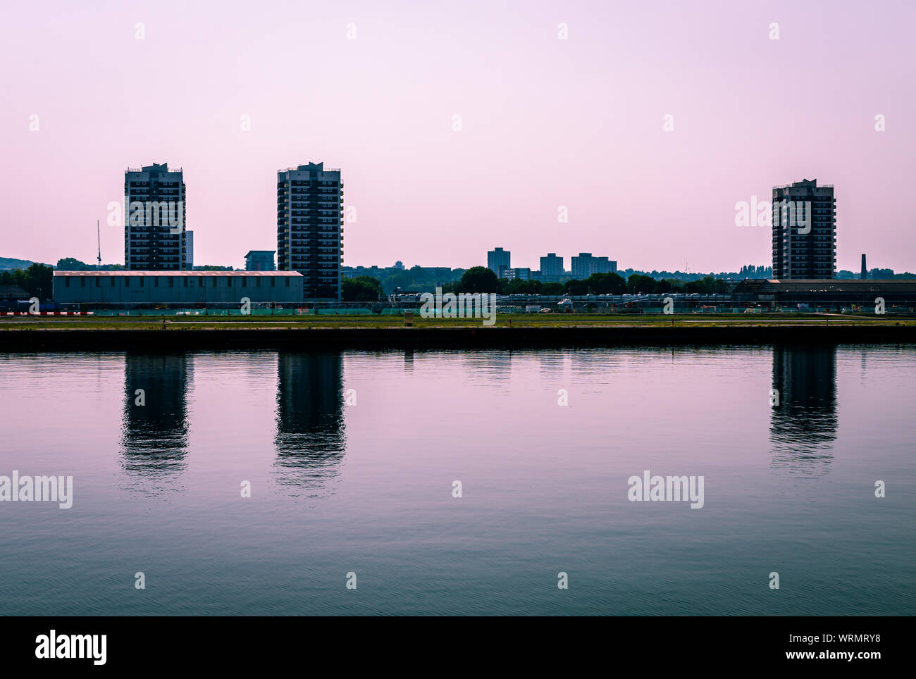 Die North Woolwich Skyline, mit dem Tower Blocks auf der Themse canal wider. Norden Woolwhich ist eine industrialisierte Abwicklung in East London gesäumt. Stockfoto