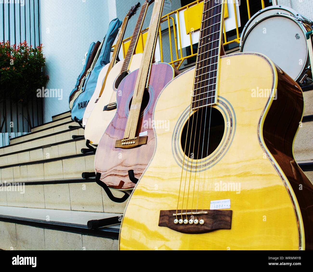 Close-up von Gitarren auf Treppen Stockfoto