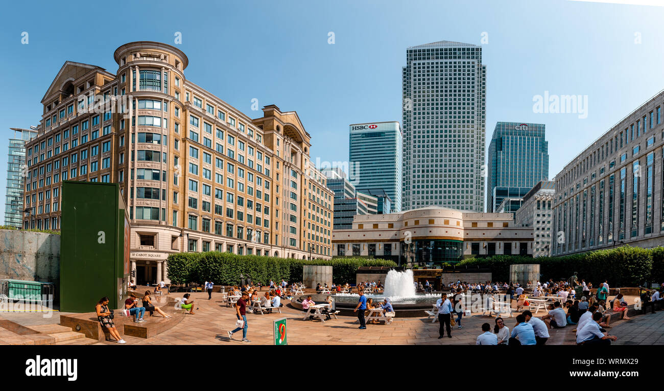 London/Großbritannien - 27. August 2019: Panorama der Cabot Square, einem der zentralen Plätze der Canary Wharf Entwicklung auf der Isle of Dogs. Stockfoto