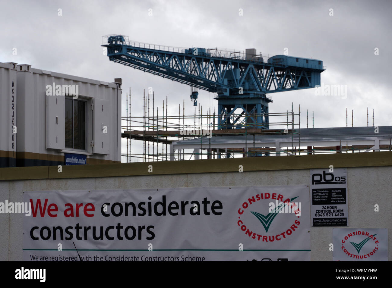 Titan Kran hoch über der neuen Care Home gebaut wird über den Schiffbau auf der Website des alten John Brown in Clydebank Stockfoto