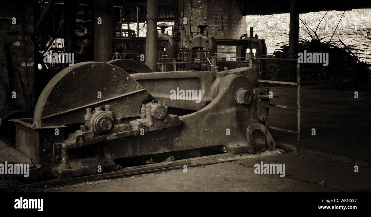 Verlassene alte Maschinen in der Gießerei Stockfoto