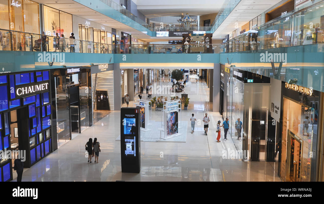 Dubai, VAE - 15. Mai 2018: die Dubai Mall ist eines der grössten Einkaufszentren der Welt. Die Rolltreppe nach unten verschieben. Stockfoto