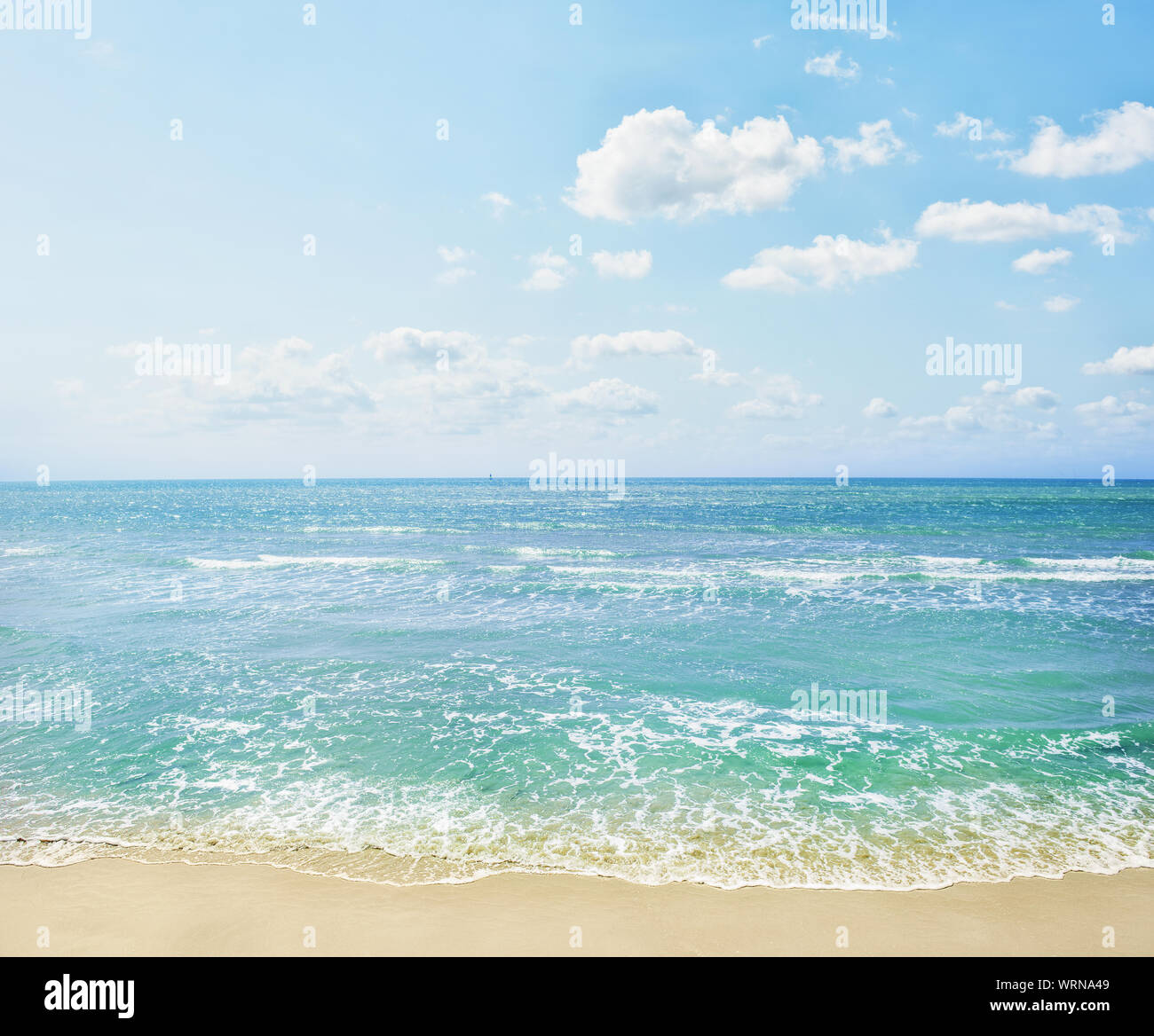 Helle Sommer Panorama mit klaren Meer Stockfoto