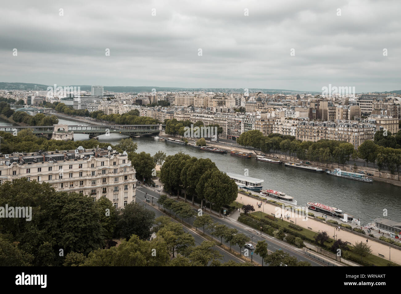 Landschaft Antenne moody Aussicht auf Fluss und das Stadtbild in Paris, Frankreich an einem bewölkten Tag Stockfoto