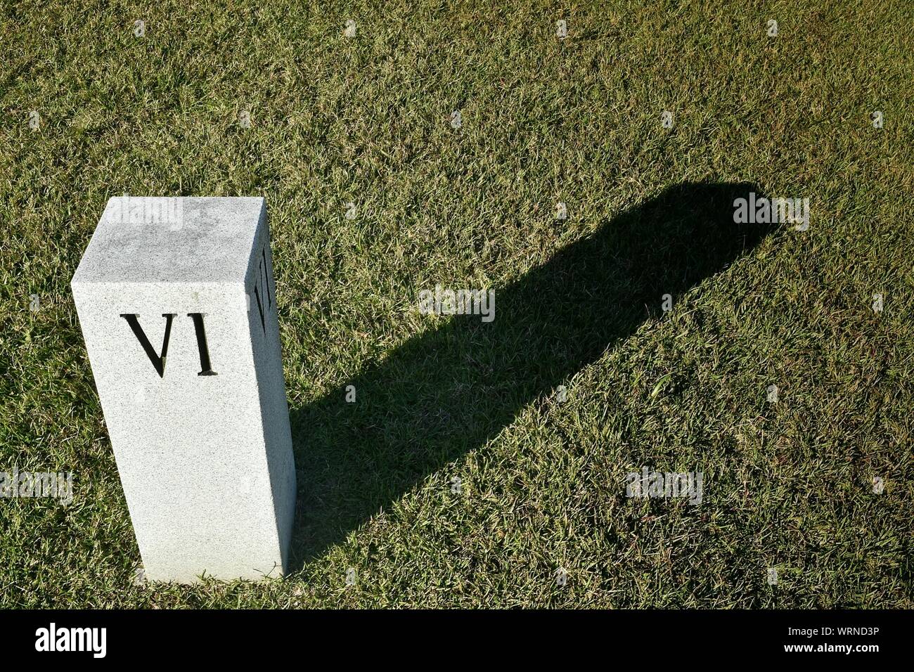 Hohe Betrachtungswinkel der römische Ziffer auf Marmor auf dem Friedhof Stockfoto