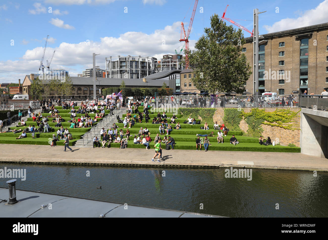 Das Gras Treppe, die von der Kornkammer Square zu Regents Canal an Kings Cross, NC1, im Herbst Sonnenschein, im Norden von London, Großbritannien Stockfoto