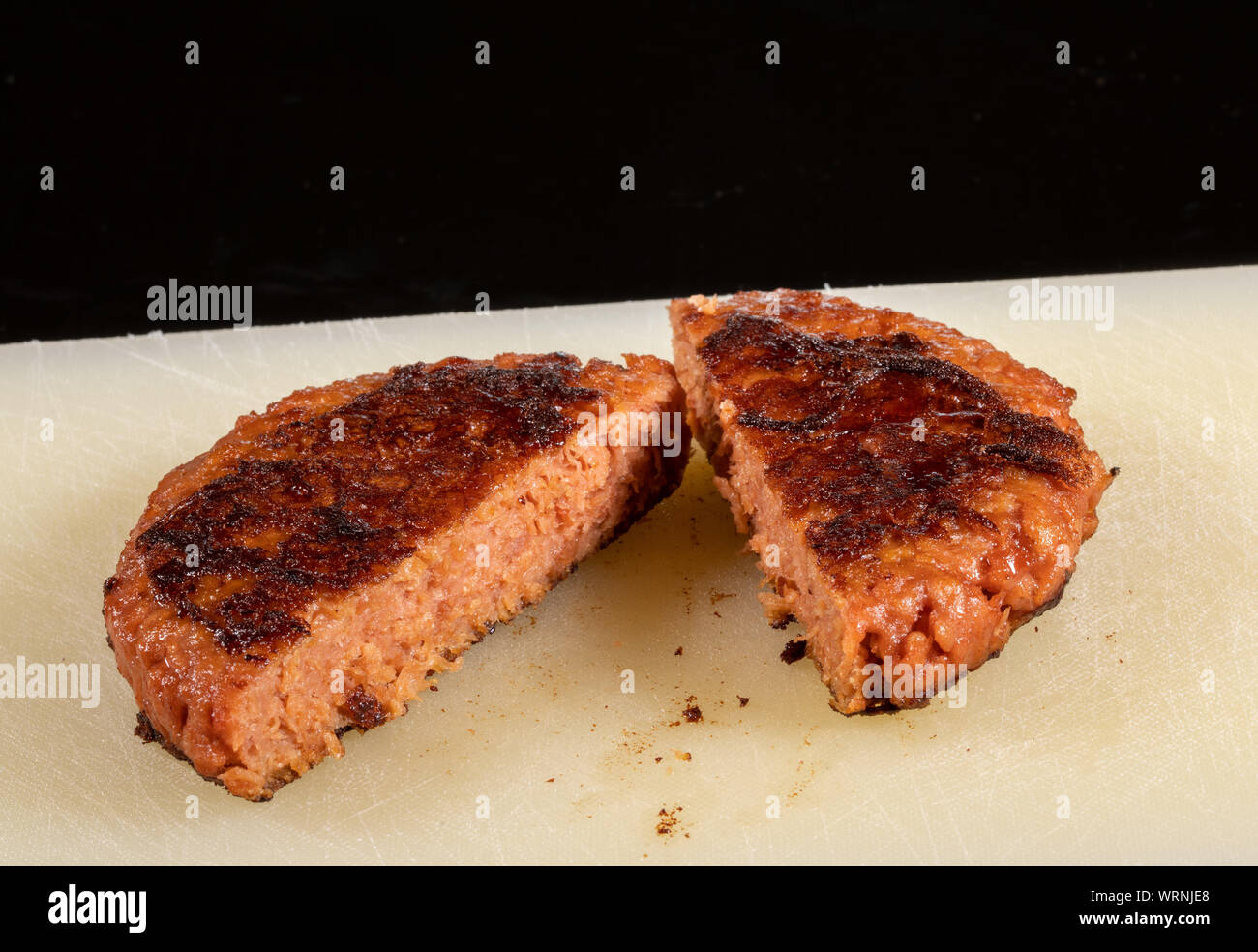 Gekocht und bereit zu essen LightLife-Taschenlampe enthält auf Basis pflanzlicher burger Schnitt auf servierteller Stockfoto