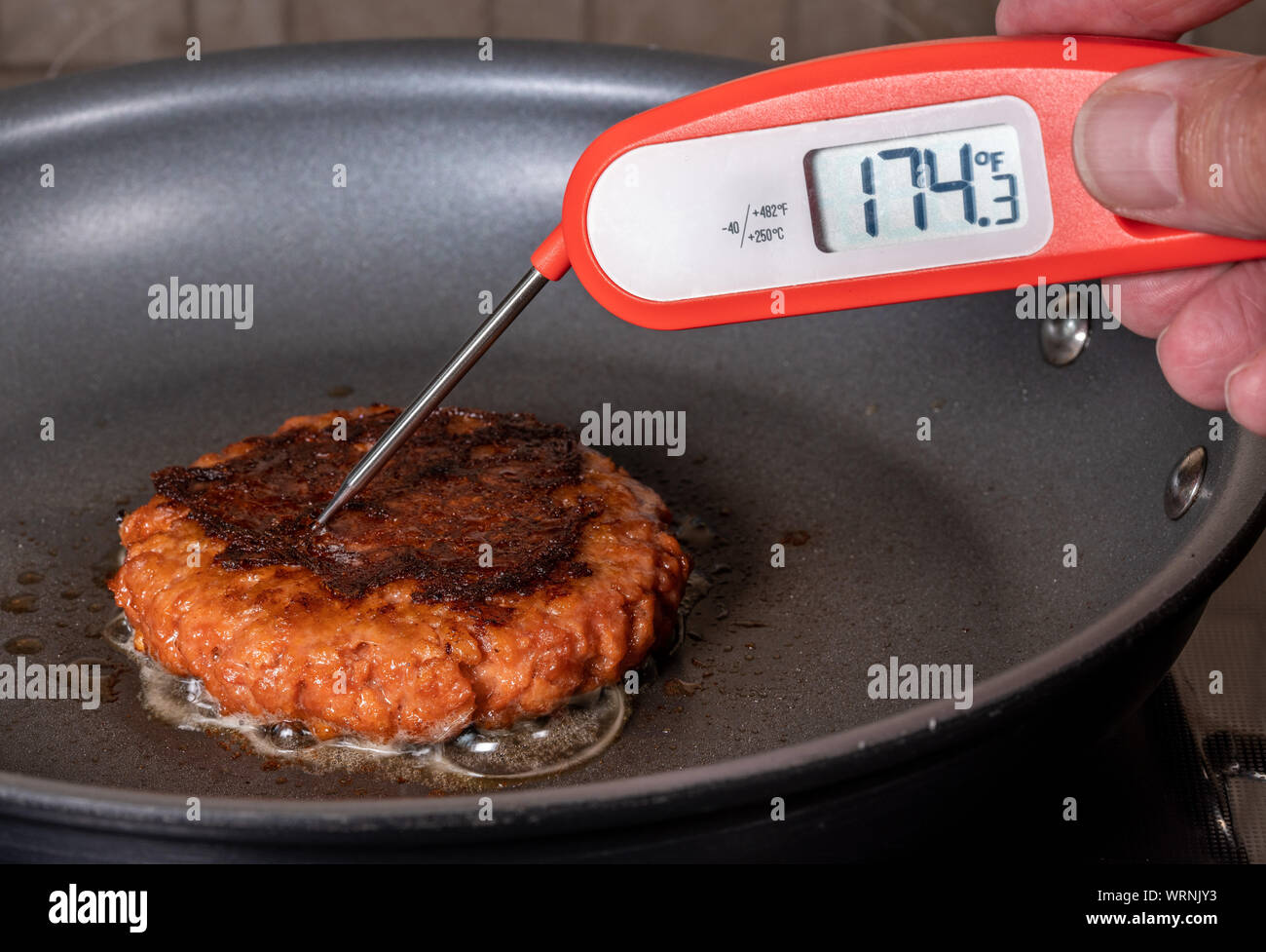 Gekocht und bereit zu LightLife-Taschenlampe enthält auf Basis pflanzlicher Burger essen in der Pfanne Stockfoto