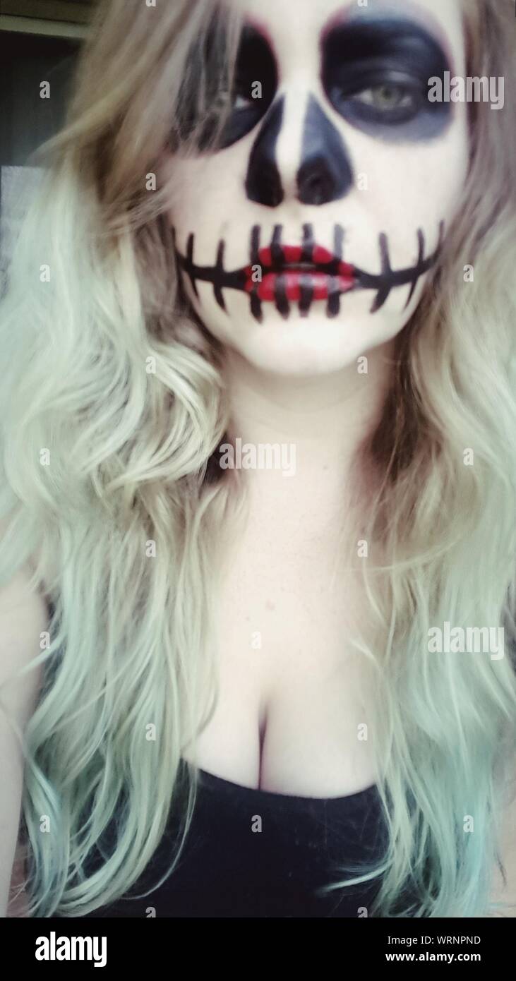 Nahaufnahme der jungen Frau mit Halloween Make-up Stockfotografie - Alamy