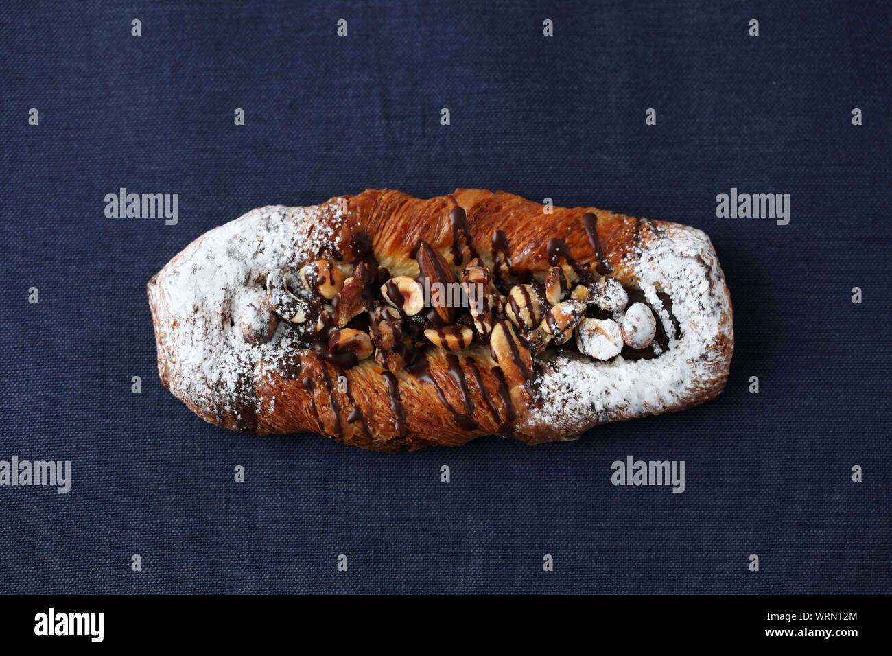 Schokolade Mandel Muttern walnuss Haselnüsse dänische Brot closeup auf Tabelle isoliert Stockfoto