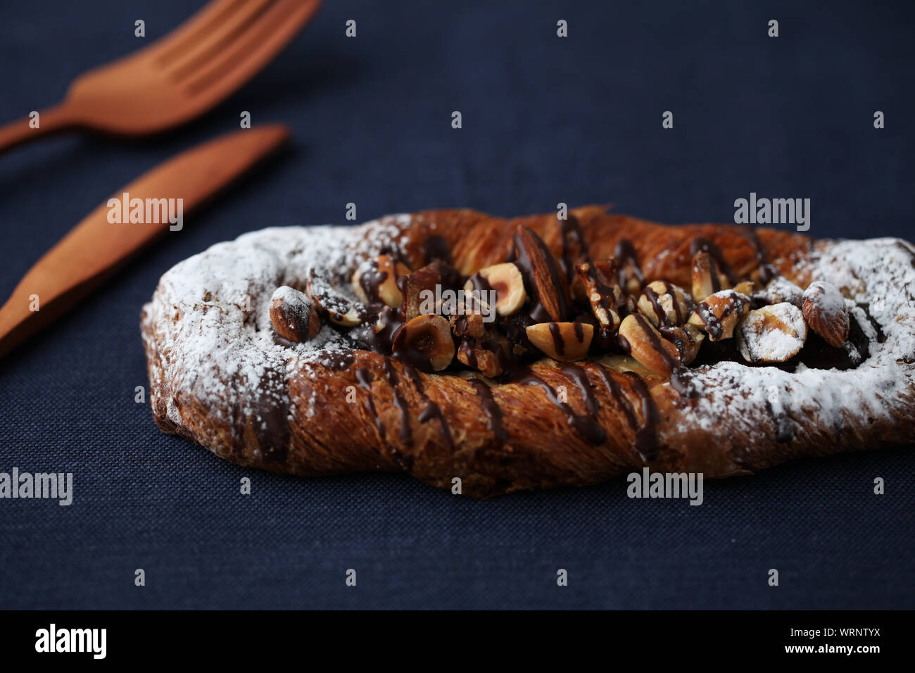 Schokolade Mandel Muttern walnuss Haselnüsse dänische Brot closeup auf Tabelle isoliert Stockfoto