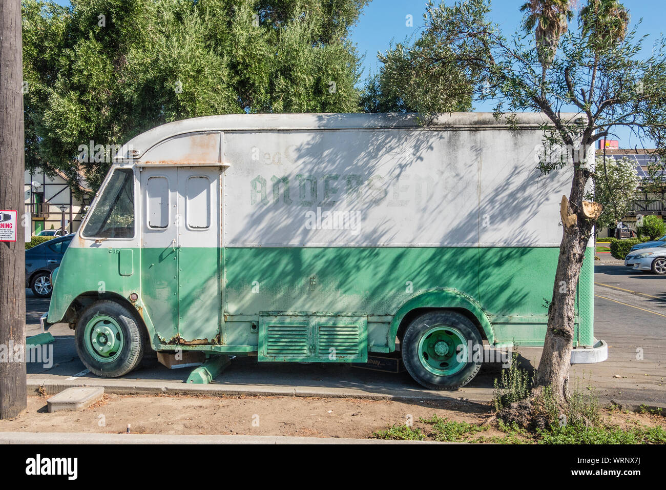 Eine alte grüne und weiße Schritt van (Lkw oder Lkw) sitzt, nicht verwendete, auf dem Parkplatz der Pea Soup Andersen in Solvang, Kalifornien. Es gehört zu den Rest Stockfoto