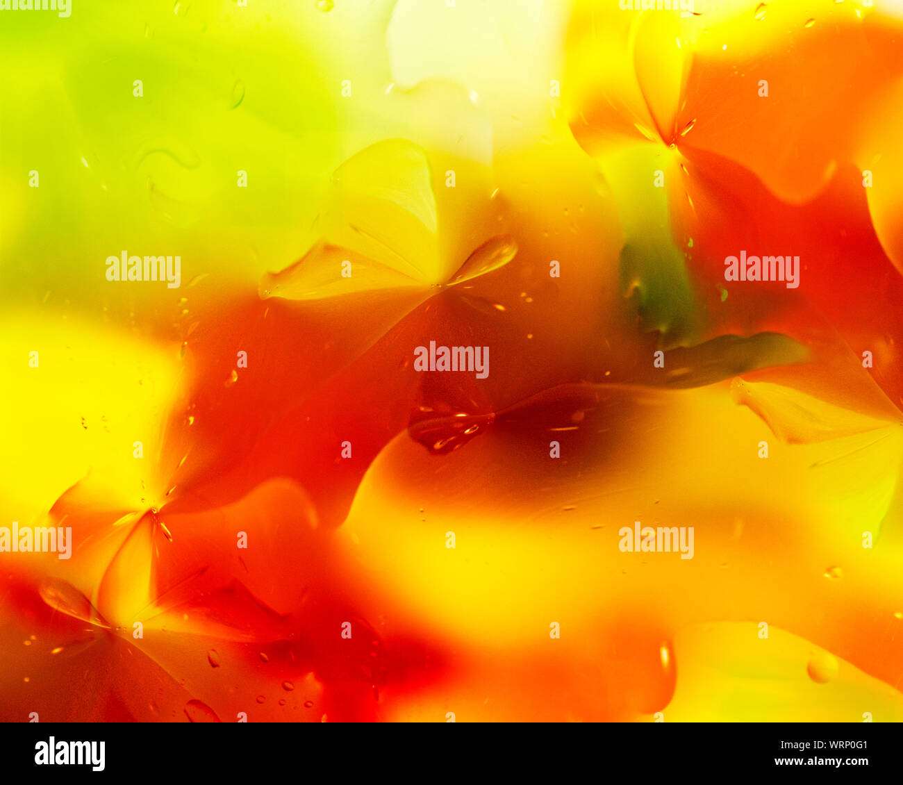 Ein Wirbel von Gelb und Rot gel Overlay texture Hintergrund Stockfoto