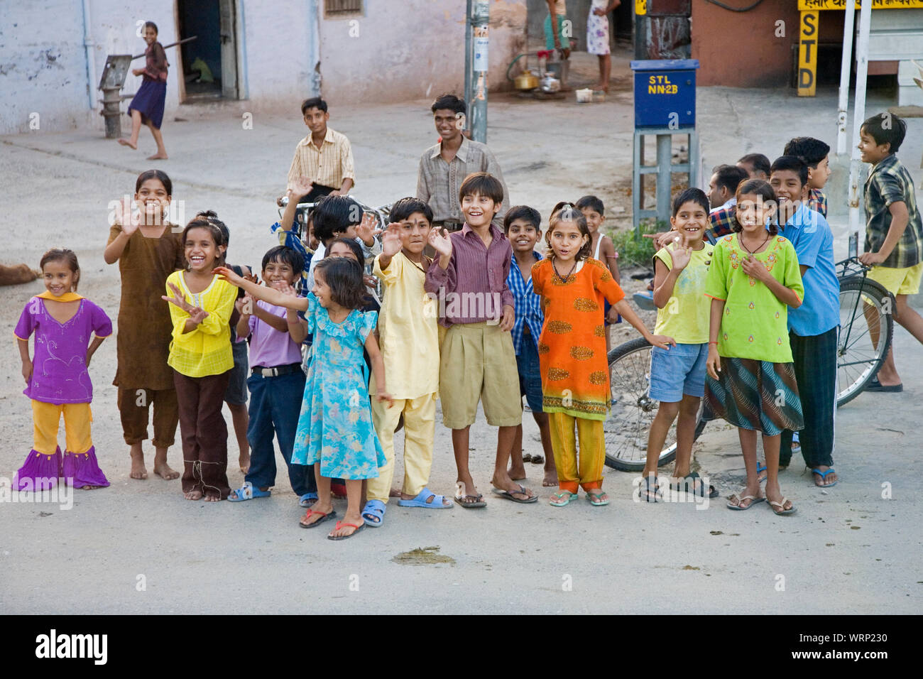 Rajasthan, Indien, September 2, 2019 Kinder kommen Touristen in Rajasthan, Indien zu begrüßen Stockfoto