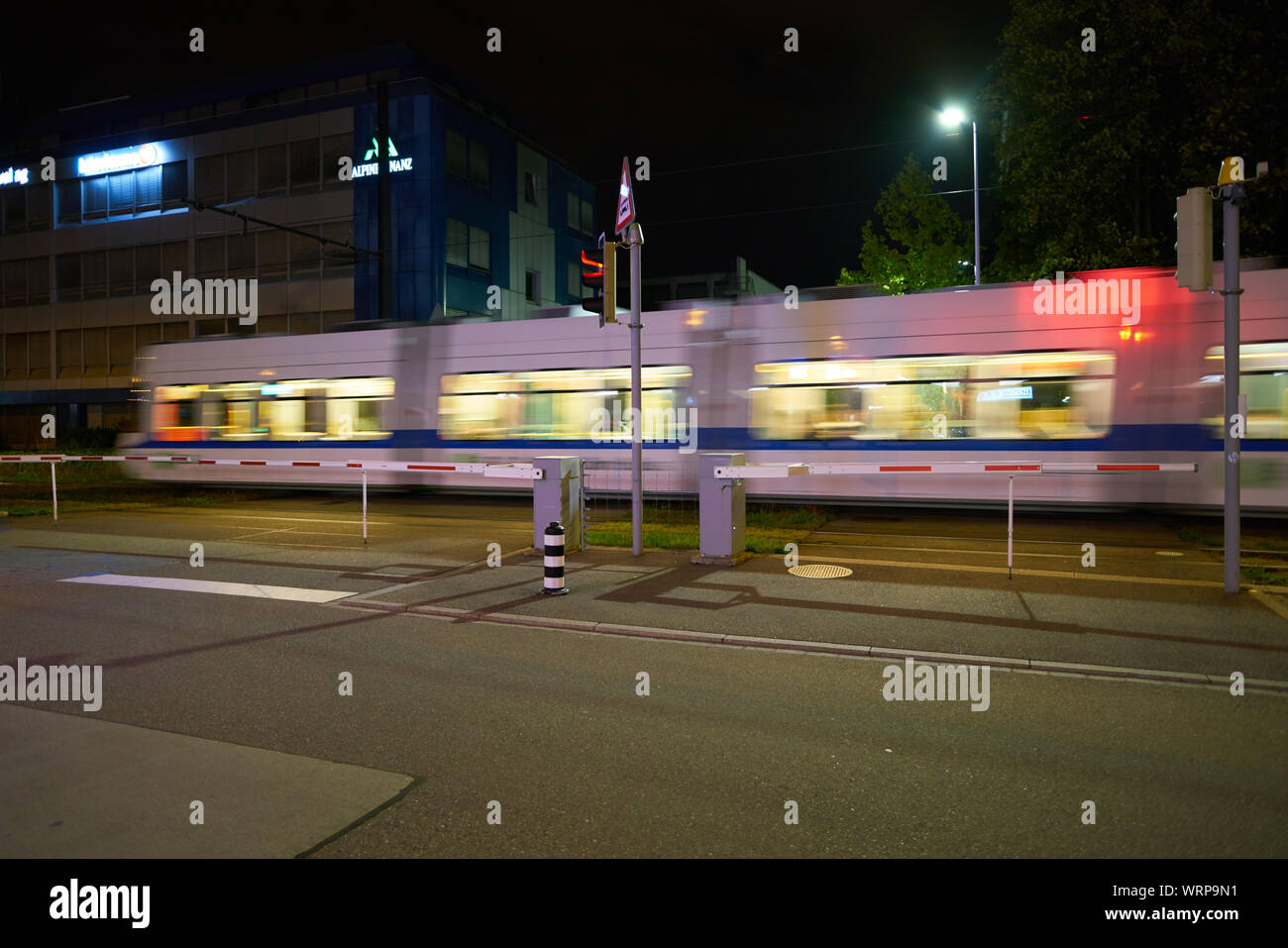Zürich, Schweiz - ca. Oktober 2018: die Straßenbahn auf der Straße verfolgen in Zürich. Stockfoto