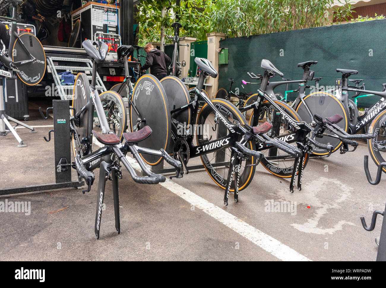 Bora-Hansgrohe time trial Bikes aufgereiht außerhalb des Teams Lastwagen vor Phase 9 von 2019 Giro d'Italia. Riccione, Italien Stockfoto