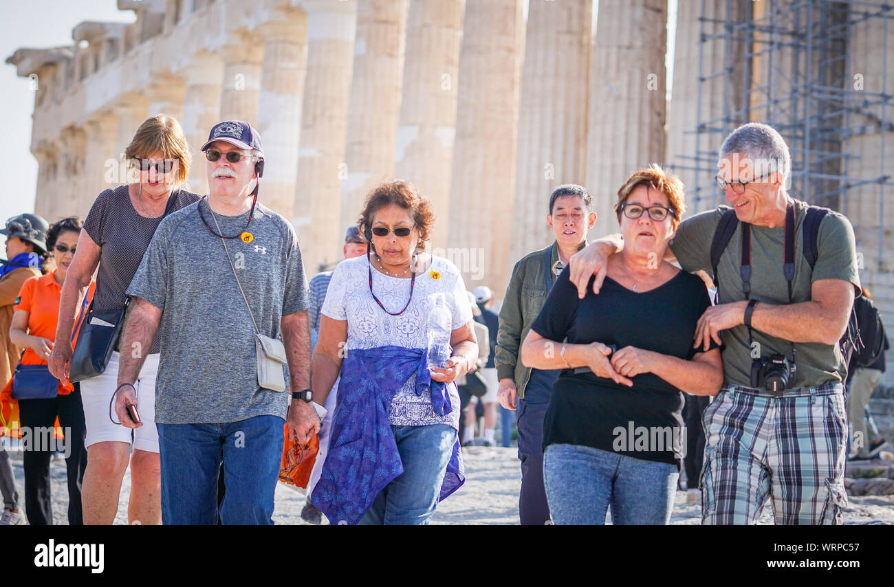 Touristen besuchen das Parthenon archäologische Stätte im Zentrum von Athen. Stockfoto